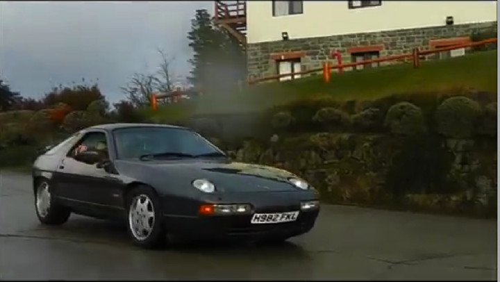 El auto de Clarkson en la Patagonia, con la patente FKL.