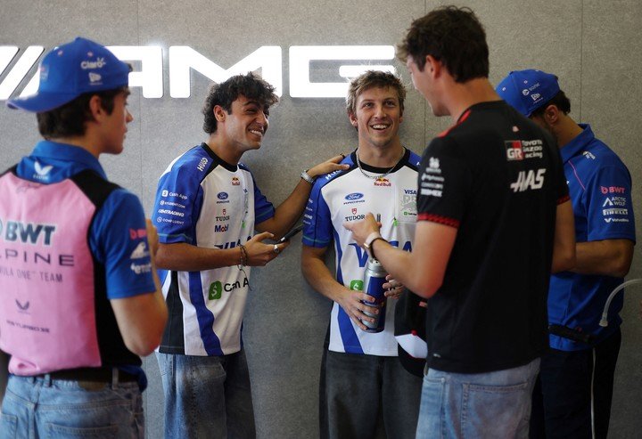 Arvid Lindblad y Liam Lawson junto a Ollie Bearman y Franco Colapinto (REUTERS)