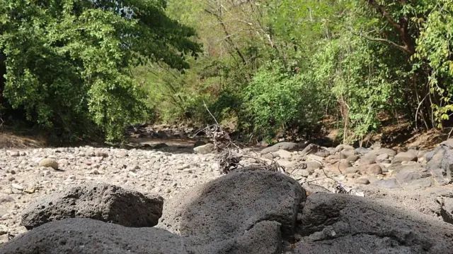 Lecho de un río seco en el sur de Honduras en el que se ve solo tierra y piedras