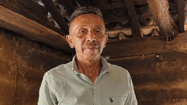 Juan Estanislao Muñoz en el interior de una casa campesina.