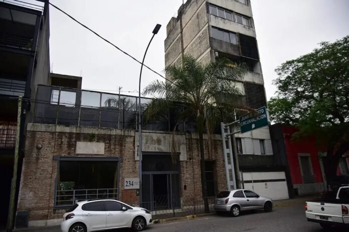 Horror en barrio Cofico: hallan a una mujer muerta en su departamento e investigan un femicidio