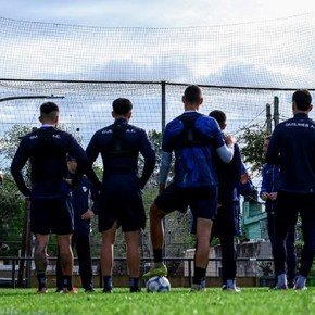 Tensión en Quilmes: los hinchas fueron a la práctica a increpar al plantel en plena lucha por no descender