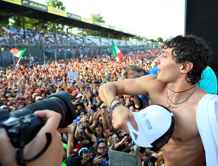 Antonelli festejando en Monza. (EFE)