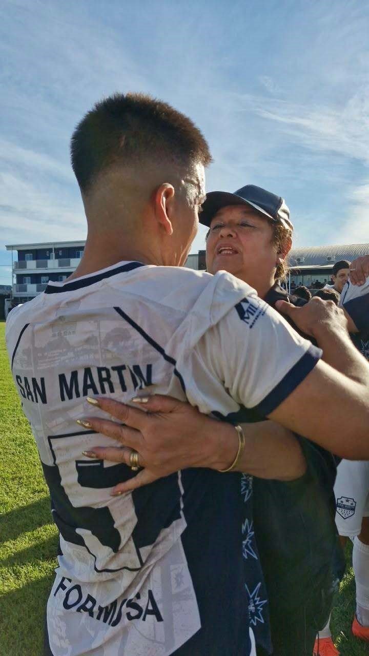 Grisel Cardozo y su abrazo maternal con los suyos.
