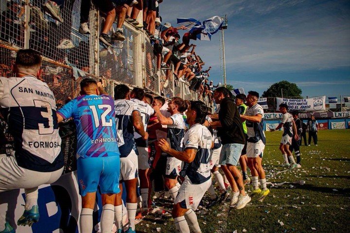 El festejo de San Martín con su hinchada después de eliminar a Olimpo y meterse en la final del Argentino A.