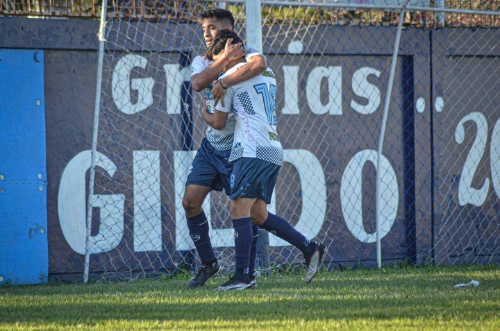 "Gracias Gildo" puede leerse detrás de los arcos.
