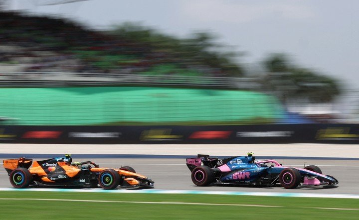 Franco Colapinto y Lando Norris en acción. (REUTER)