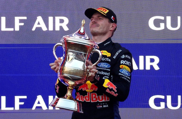 Verstappen y la copa en Sepang. (REUTER)