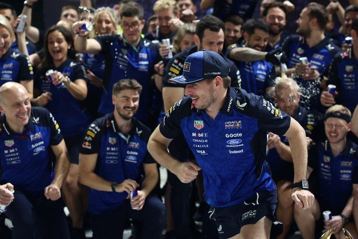 Max Verstappen festejando con todo Red Bull su triunfo en Singapur.