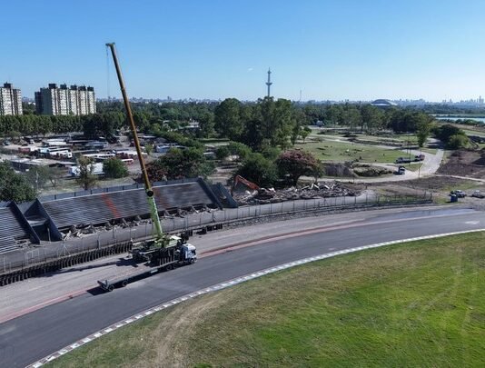 La 15, histórica tribuna del Gálvez, fue demolida y los hinchas podrán llevarse un recuerdo