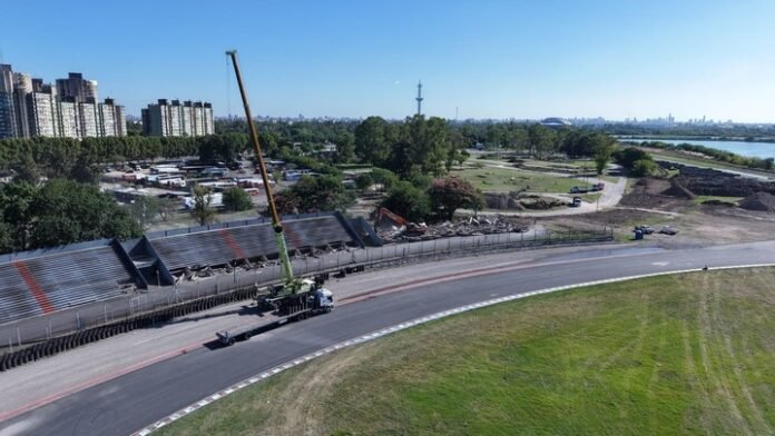 La 15, histórica tribuna del Gálvez, fue demolida y los hinchas podrán llevarse un recuerdo